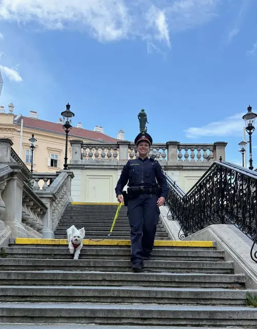 Sicherheistbeauftrage Julia mit Hund "Ziggy", der im Museumsqaurtier entlaufen war. | Foto: LPD Wien