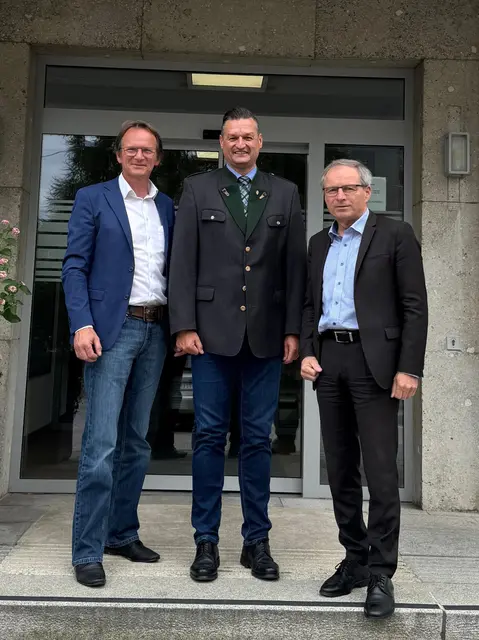  Bürgermeister von Gallspach Dieter Lang, Landesparteisekretär LAbg. Michael Gruber und Bürgermeister LAbg. Wolfgang Klinger vor dem Gemeindeamt Gaspoltshofen.  | Foto: FPÖ GR/EF