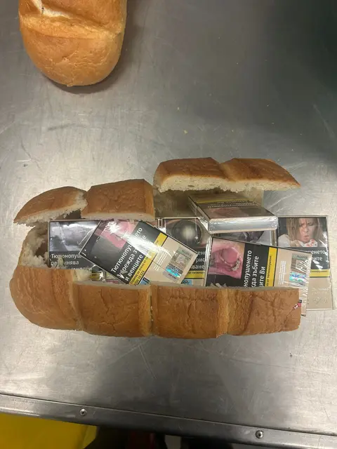 Ein mutmaßlicher Schmuggler war mit zahlreichen Zigaretten unterwegs, versteckt in Brotlaiben und Lebensmittel-Verpackungen.  | Foto: BMF / ZAÖ