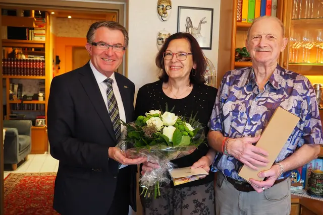 ÖVP-Stadtrat Franz Piribauer gratulierte Sonja und Karl Schöll zur Goldenen Hochzeit. | Foto: Stadt Wiener Neustadt/Weller
