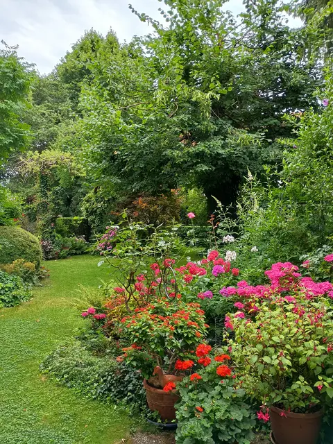 So schön grünt und blüht es im Garten von Ingeborg Kienzl. | Foto: Kienzl