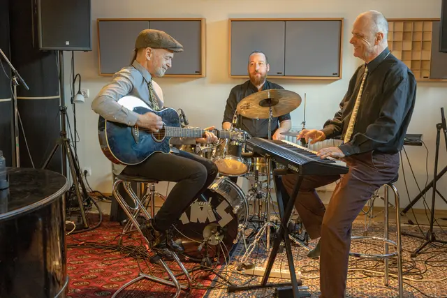 Thomas Goschat, Bruno Posod und Clemens Hofbauer sorgen als Band „GOSCHAT“ für musikalische Stimmung im Kulturgarten Aichwaldsee. | Foto: Gerhard Maurer