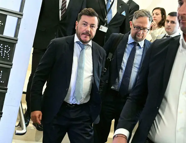 Immobilientycoon René Benko sieht sich mit neuen Vorwürfen konfrontiert. Er steht im Verdacht, einen Investor um fünf Millionen Euro geschädigt zu haben: Laut WKStA soll er im Herbst 2023 eine Rückzahlung garantiert haben, die nie erfolgte. Die Zahlung sollte der Rettung der Signa-Tochter Sportscheck dienen, doch kurz darauf folgte die Insolvenz. | Foto: HELMUT FOHRINGER / APA / picturedesk.com