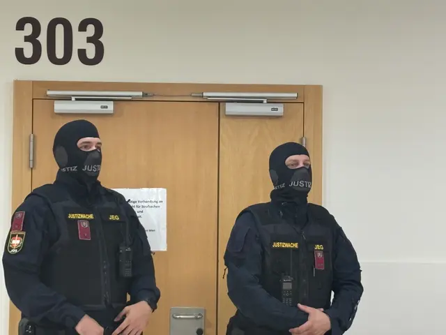 Unter strengen Sicherheitsvorkehrungen und einem absoluten Foto- und Videoverbot im Saal wurde am Montag gegen den 15-jährigen mutmaßlichen Anhänger der Terrormiliz IS verhandelt.  | Foto: Ronja Reidinger/MeinBezirk