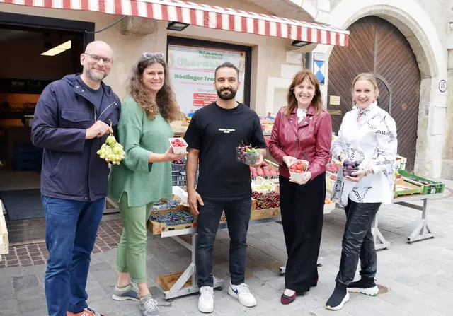 Vizebürgermeister Rainer Praschak, Gemeinderätin Susanne Bauer-Rupprecht, der neue Betreiber des Mödlinger Fruchtgartens Aimal Khaliqi, Bürgermeisterin Silvia Drechsler und Wirtschafts-Stadträtin Dagmar Steiner (von links) vor dem Geschäft in der Kaiserin Elisabeth-Straße.

  | Foto: Bernhard Garaus