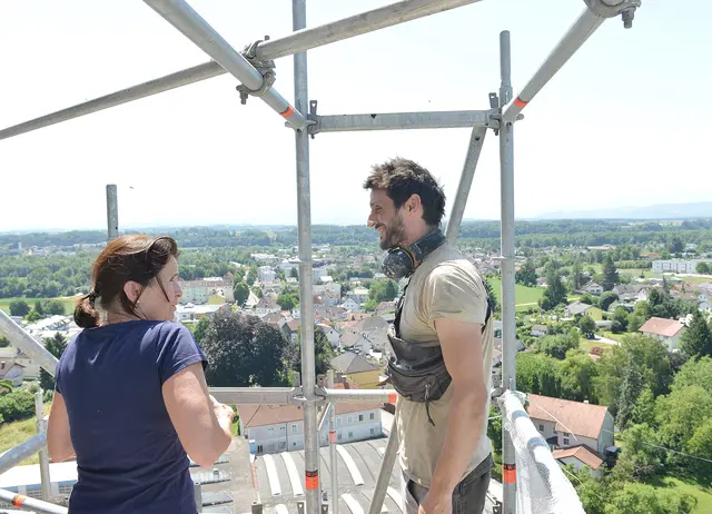 Ausblick: Pastoralassistentin Elisabeth Schobesberger (im Gespräch mit Restaurator Luis Kaipf) genießt den Ausblick von der Kirchturmbaustelle.  | Foto: Pfarre Schwanenstadt