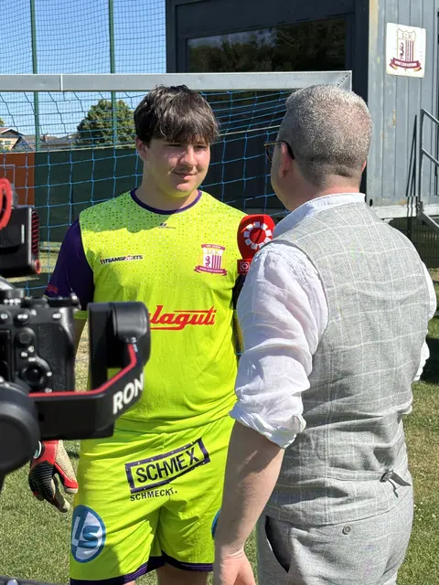 Am Schluss: Tormann-Anlayse mit Luca Allgäuer. | Foto: Sandra Schütz