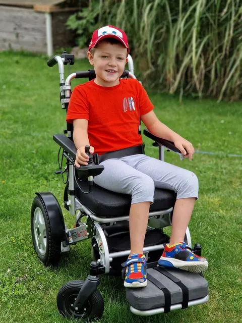 So glücklich: Seinen neuen Rollstuhl kann Matheo ganz allein lenken – und hat dabei sichtlich viel Gaudi. | Foto: Humer