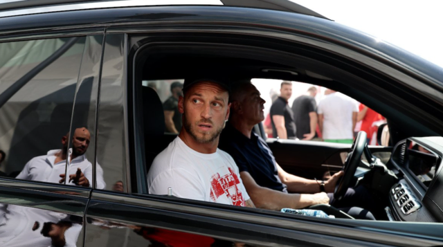 Arnautović im Delija-T-Shirt am Belgrader Flughafen. "Delija" sind die Ultras von Roter Stern Belgrad. | Foto: Screenshot Arena Sport TV/X