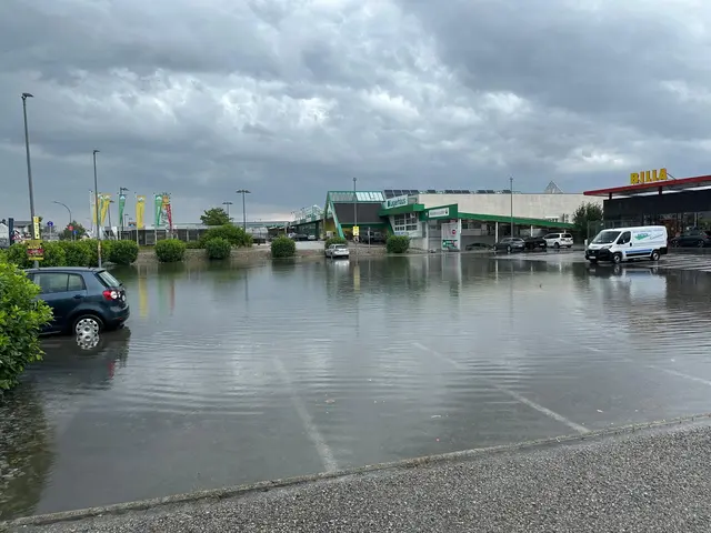 Auch das Gelände rund um Billa, der Vorplatz beim Obi und sogar der Parkplatz beim XXXLutz standen unter Wasser. | Foto: z.V.g.