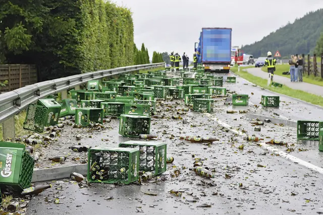 Die FF Achenlohe räumte gemeinsam mit freiwilligen Helfern die Unfallstelle auf. | Foto: Manfred Fesl