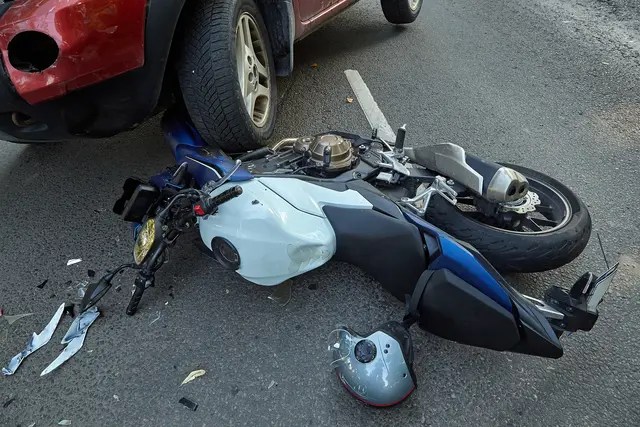 In einer Linkskurve seien sich die zwei Fahrer entgegengekommen und konnten nicht mehr rechtzeitig ausweichen. (Symbolfoto) | Foto: stock.adobe.com/at/jteivans 