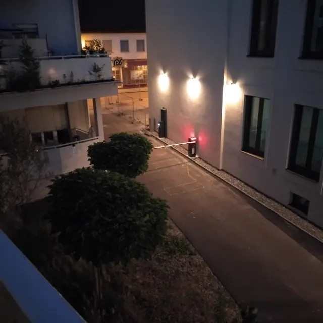 Licht auch in der Nacht, in Payrs Schlafzimmer ist es dadurch "taghell", wie sie sagt. | Foto: Payr