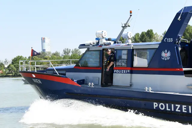 Sonntagnacht suchten verschiedene Einsatzkräfte von Polizei und Berufsfeuerwehr nach einem vermeintlich abgängigen Schwimmer. (Symbolbild, Archiv) | Foto: ANGELIKA KREINER / APA / picturedesk.com