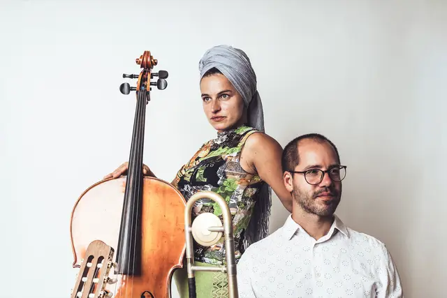 Das neue Format "Club La Strada" im Minoritenhof ergänzt das Festivalprogramm um klangliche Experimente. Etwa mit "deeLinde &amp; Emiliano Sampaio".  | Foto: Reithofer Media