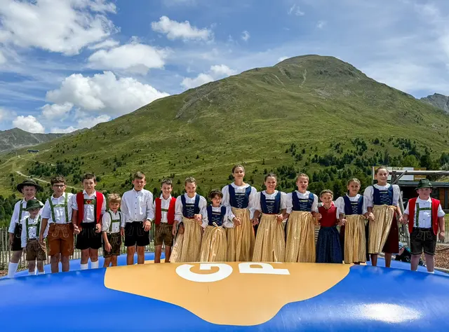 Stolz in Tracht: Die Kinder der Gruppe Stillebacher Nauders begeistern mit ihrem Auftritt | Foto: Nauders