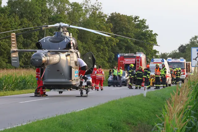 Der Notarzthubschrauber Martin 3 musste eine Frau ins Krankenhaus nach Linz fliegen – sie wurde bei einem Crash in Lambach schwer verletzt. | Foto: laumat.at