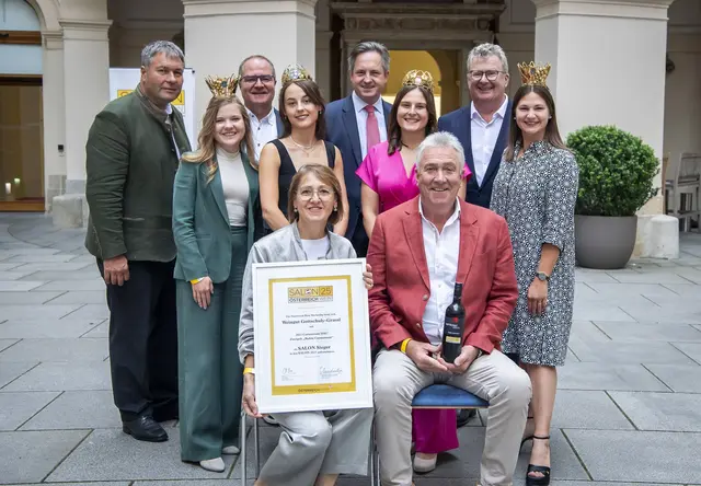 Michaela und Josef Gottschuly (vorne) mit den Gratulanten Leopold Müller
(Vizepräsident NÖ Weinbauverband), Viktoria Bayer
(NÖ Vize-Weinkönigin), Klaus Goldmann (Geschäftsführer Wein
NÖ), Laura Hummel (NÖ Weinkönigin), Johannes
Schmuckenschlager (Präsident Österreichischer Weinbauverband), Hannah Wetschka
(Österreichische Weinkönigin), Chris Yorke (Geschäftsführer ÖWM), Ida Haimel
(NÖ Vize-Weinkönigin) | Foto: ÖWM/Robert Herbst