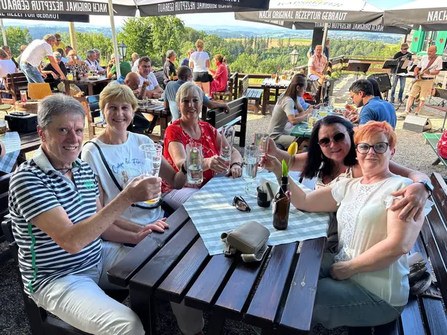 „Schön war der Abend“ - auch für diese illustre Runde in der lauen Sommernacht beim Weinbeißer-Wirt in Freinberg. | Foto: Franz Gruber