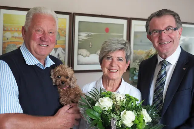 Franz und Brigitte Mosburger freuten sich über die Glückwünsche zur Goldenen Hochzeit, die Stadtrat Franz Piribauer (ÖVP) überbrachte. | Foto: Stadt Wiener Neustadt/Weller