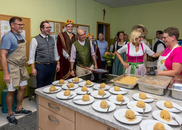 Landeshauptfrau Johanna Mikl-Leitner zu Besuch in der „Marillenknödelschule“ in der Mittelschule. | Foto: NLK Filzwieser