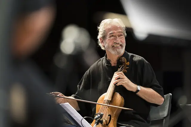 Jordi Savall beendete das Festival am Sonntag mit einem berührenden Konzert und bewies, dass Musik als Trösterin eine bedeutende gesellschaftliche Verantwortung übernimmt.  | Foto: Werner Kmetitsch 