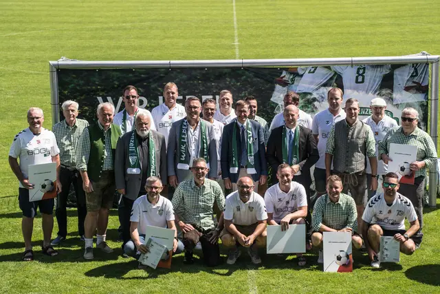 Landesrat Markus Achleitner zeichnete gemeinsam mit den Dachorganisationen 19 Vereinsmitglieder des HSV für ihr langjähriges Engagement aus. | Foto: SV BÖGL HOHENZELL 1955