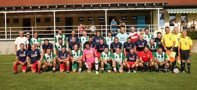 Ehemalige Innviertler Amateurfußballer traten in Ort gegeneinander an. Der Ergebnis zweitrangig - es ging um mehr! | Foto: Johannes Ranseder