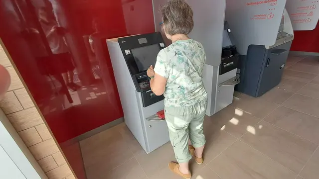 Besonders abseits des Zentrums wird der Weg zum nächsten Bankomaten für viele Menschen zur Hürde. | Foto: Gerhard Peckary