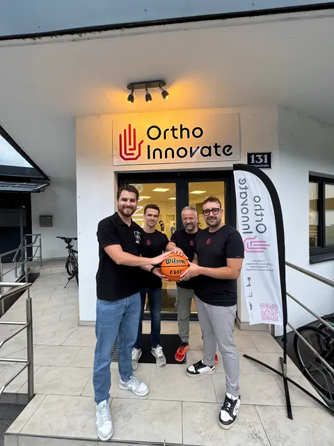 Salzburg Knights Obmann Raphael Miksch(li.) und Lucas Daller (re.), Orthopädietechnik-Meister, freuen sich auf die Partnerschaft. | Foto: Salzburg Knights