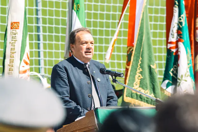 Bgm. Vinzenz Eller begrüßte die zahlreichen Schützen in Schmirn | Foto: Pernsteiner