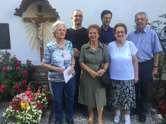 Jägerstätter-Gedenken im August 2019: Vorne (v. l.) die Jägerstätter-Töchter Maria Dammer, Aloisia Maier und Rosalia Sigl, hinten Thomas Schlager-Weidinger (Jägerstätter-Beirat), Andreas Schmoller (Franz und Franziska Jägerstätter Institut) und Maximilian Mittendorfer (Jägerstätter-Beirat). | Foto: Elisabeth Jungmeier