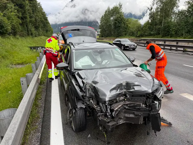 Im Frühverkehr ereignete sich am Montag ein Unfall auf der A12 bei Wiesing. Eine PKW-Lenkerin kam von der Fahrbahn ab und prallte gegen ein Hinweisschild. | Foto: ZOOM.Tirol