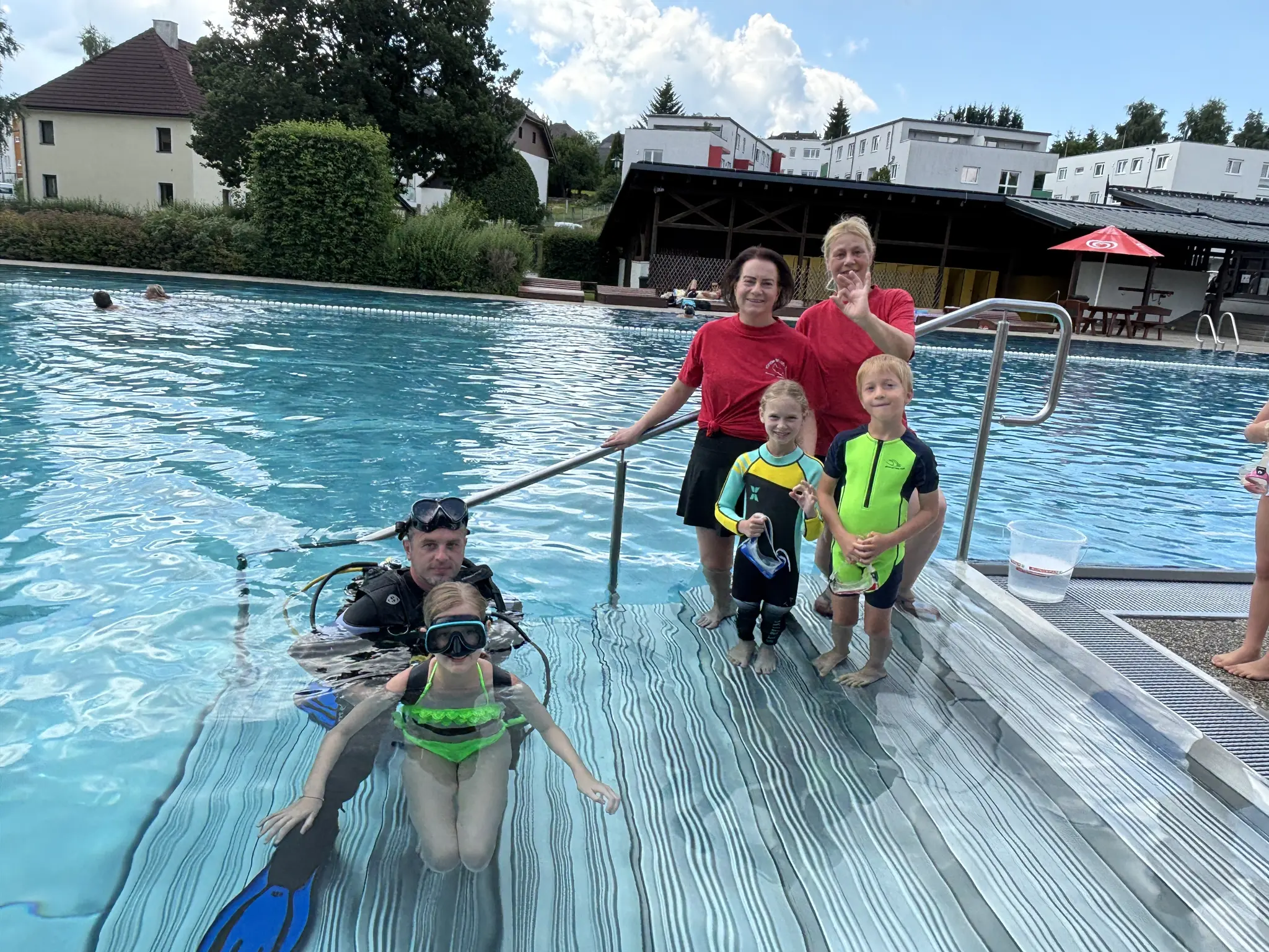 Schnuppertauchen-im-Freibad-Oberneukirchen-begeisterte-Kinder