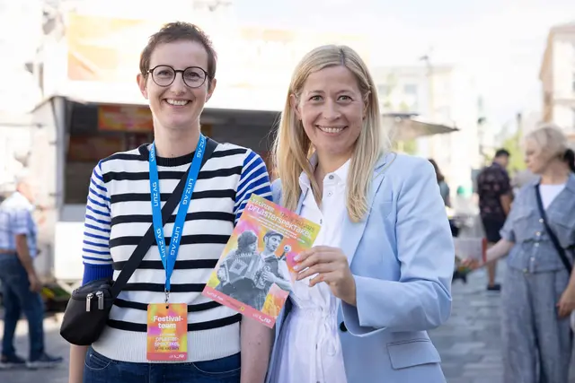 Kulturstadträtin Doris Lang-Mayerhofer und Festivalleiterin Kathrin Böhm bei der Eröffnung des 37. Linzer Pflasterspektakels | Foto: Stadt Linz/Regina Sturm/Hermann Erber