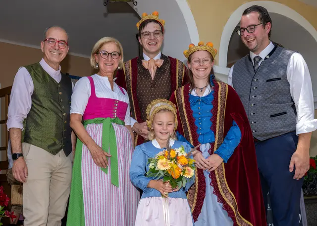 Landeshauptfrau Johanna Mikl-Leitner mit (li.) Bürgermeister Andreas Nunzer, (re.) Tourismusvereinsobmann Ewald Stierschneider sowie dem Königspaar Marillus und Aprikosia mit ihrer Prinzessin. | Foto: NLK Filzwieser