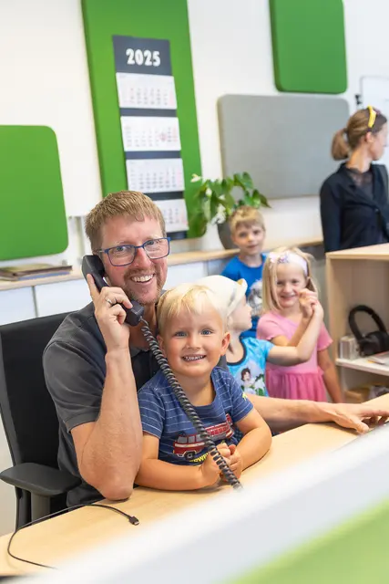 Gemeinsam mit seiner Schwester Paula (in rosarot) besuchte Sebastian seinen Papa Christian (Vertriebsleiter von Deutschland bei Leeb) bei der Arbeit. | Foto: Leeb Balkone