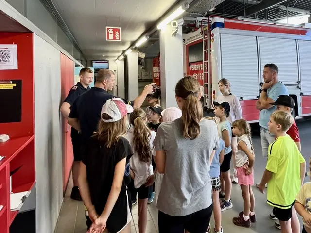 Robert Schaffernack (2. v. l.) stellvertretender Bereitschaftskommandant, gab den Kindern einen spannenden Einblick in die Arbeit der Weizer Feuerwehr.
