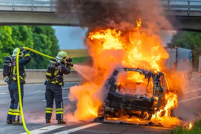 Flammen schlagen aus Motorraum – Auto bei Roppen komplett zerstört. (Symbolbild) | Foto: TEAM FOTOKERSCHI.AT / HANNES DRAXLER