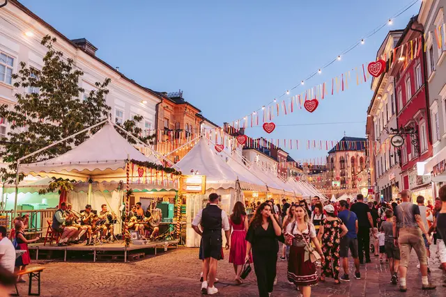 Trachtenträger sollen auf das Mitführen von Jagdmessern beim Villacher Kirchtag verzichten. | Foto: Stadtmarketing Villach | Marta Gillner
