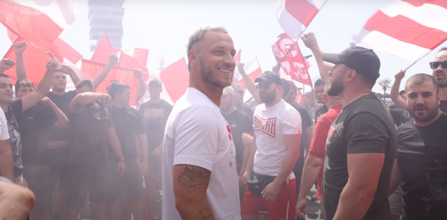 Hunderte Fans feierten den Transfer am Belgrader Flughafen. | Foto: Screenshot Sportal.rs/YouTube