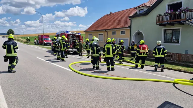 Mittels Druckbelüfter wird das Gebäude rauchfrei gemacht. | Foto: FF Göllersdorf/Großstelzendorf