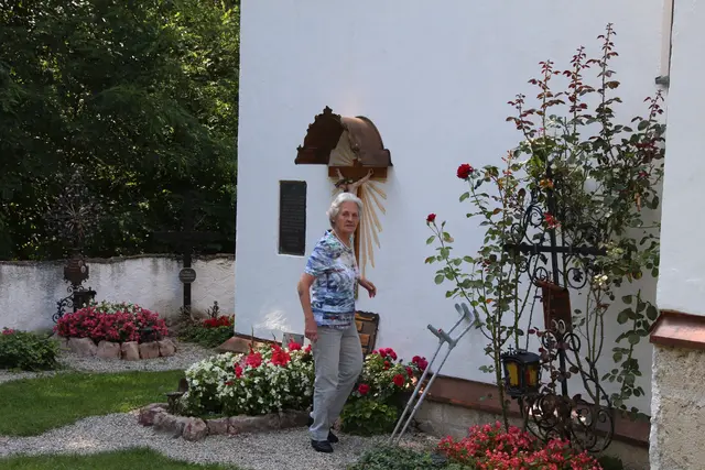 Maria Dammer beim Jägerstätter-Gedenken im August 2017 am Grab ihrer Eltern in St. Radegund. | Foto: Diözese Linz/Mike Kraml