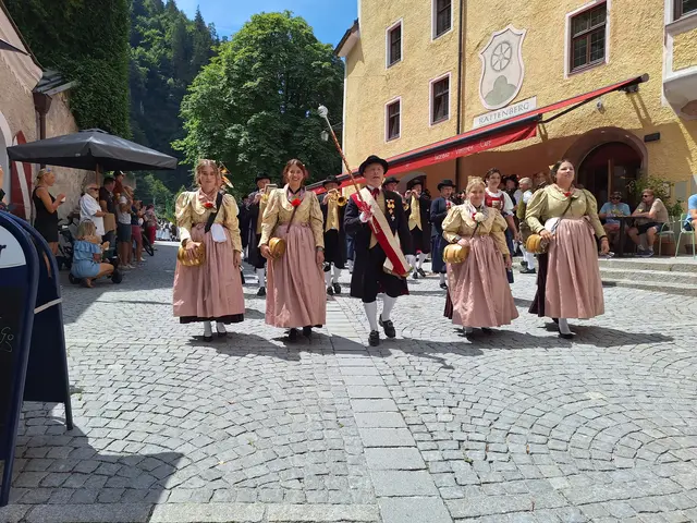 Die 16 Mitgliedskapellen marschieren durch die Glasstadt – im Bild die Stadtmusikkapelle Rattenberg-Radfeld.  | Foto: Musikbund Rattenberg