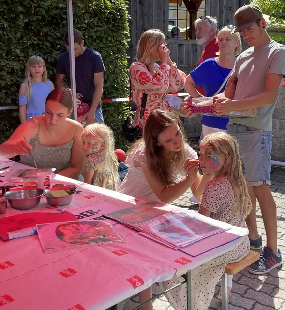 Volles Haus beim Kinderschminkstand der SPÖ Lambrechten – die Kinderfreunde zauberten bunte Kunstwerke auf strahlende Kinderwangen. (Foto: SPÖ Lambrechten) | Foto: SPÖ Lambrechten