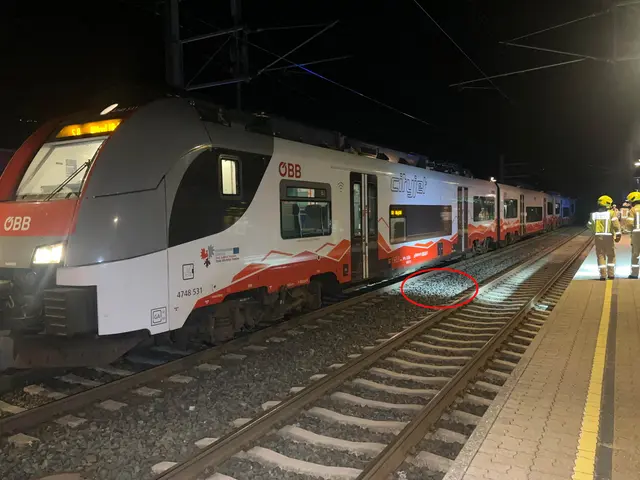 Ein 38-jähriger Mann querte bei Brixen im Thale im Bahnhofsbereich die Bahngleise. Dabei wurde er von einem herannahenden Zug erfasst. Der Mann wurde ins BKH St. Johann eingeliefert.