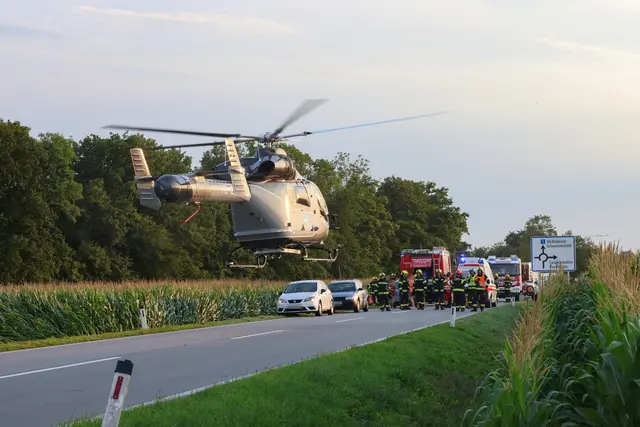 Der Notarzthubschrauber Martin 3 musste eine Frau ins Krankenhaus nach Linz fliegen – sie wurde bei einem Crash in Lambach schwer verletzt. | Foto: laumat.at