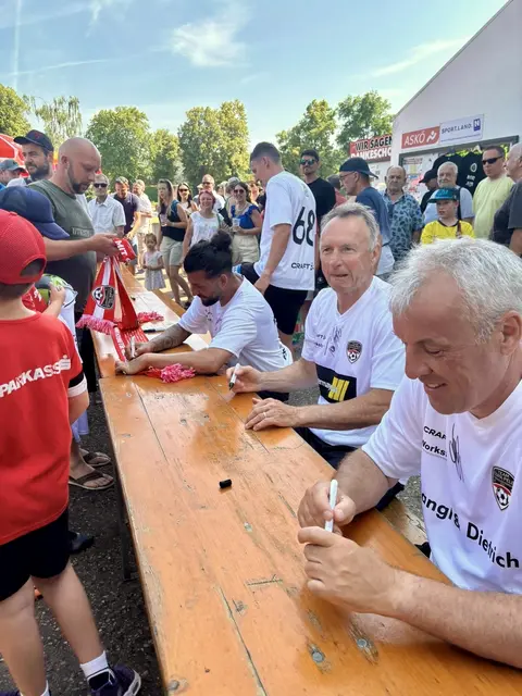 Toni Pfeffer & Co. beim Autogrammschreiben. | Foto: Copa Pele