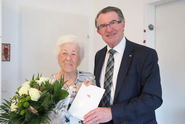 Ingeborg Bauer freute sich über die Glückwünsche zum 95. Geburtstag. ÖVP-Stadtrat Franz Piribauer gratulierte. | Foto: Stadt Wiener Neustadt/Weller
