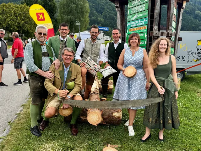 Landeshauptmann-Stellvertreter Martin Gruber mit Landesrat Sebastian Schuschnig, Günter Sonnleiter, Initiator und Gründer der Kärntner Holzstraße, Landarbeiterkammer-Präsident Harald Sucher und Anna-Sophie Pirtscher, Direktorin der FAST Ossiach | Foto: ÖVPClub